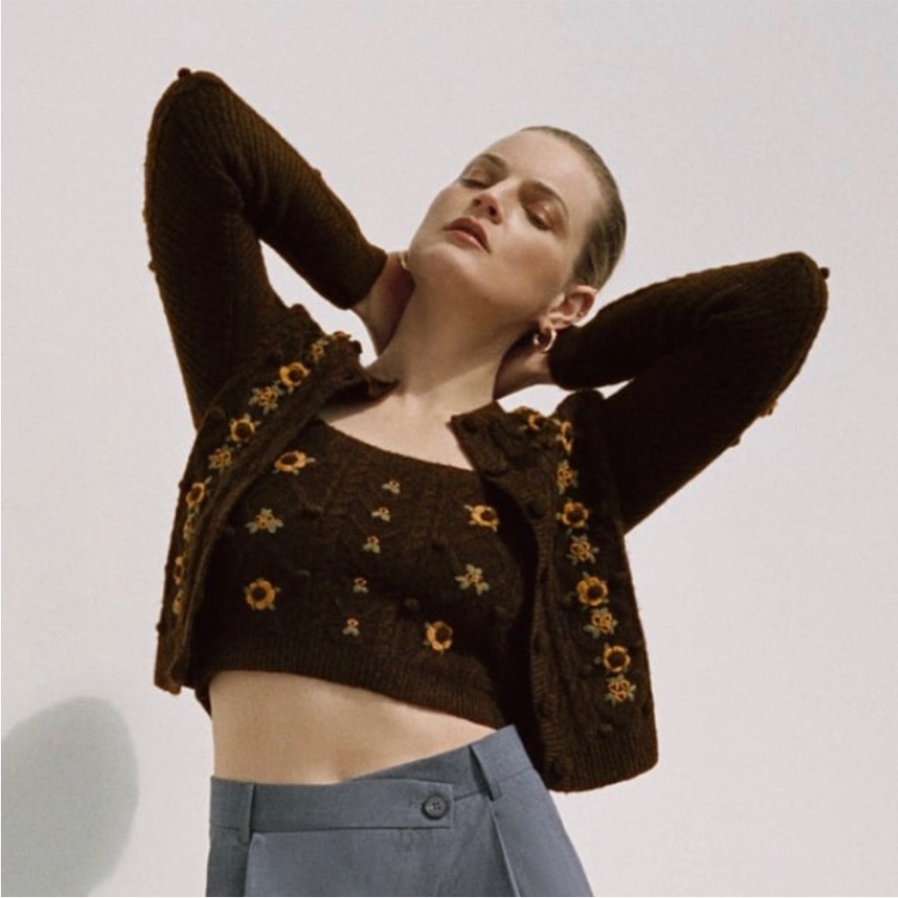 NWT ZARA handcrafted wool like blend knit cropped top with flowers! Size Medium
